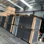 Kho ván phủ phim xếp trên pallet trong nhà xưởng